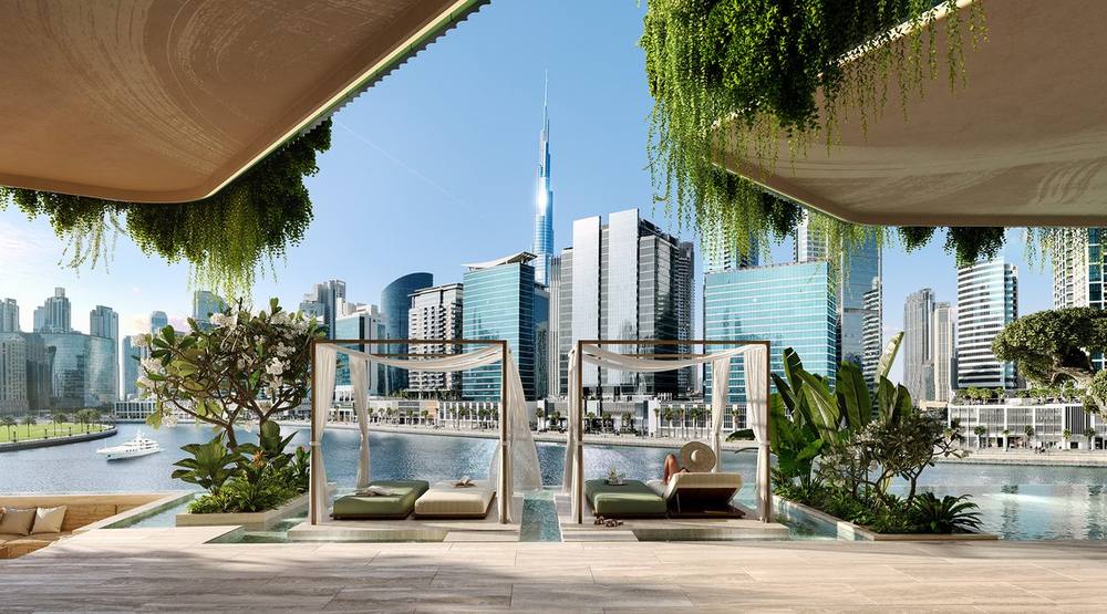 Luxuriöse Terrasse einer Immobilie in Dubai mit Blick auf die Skyline